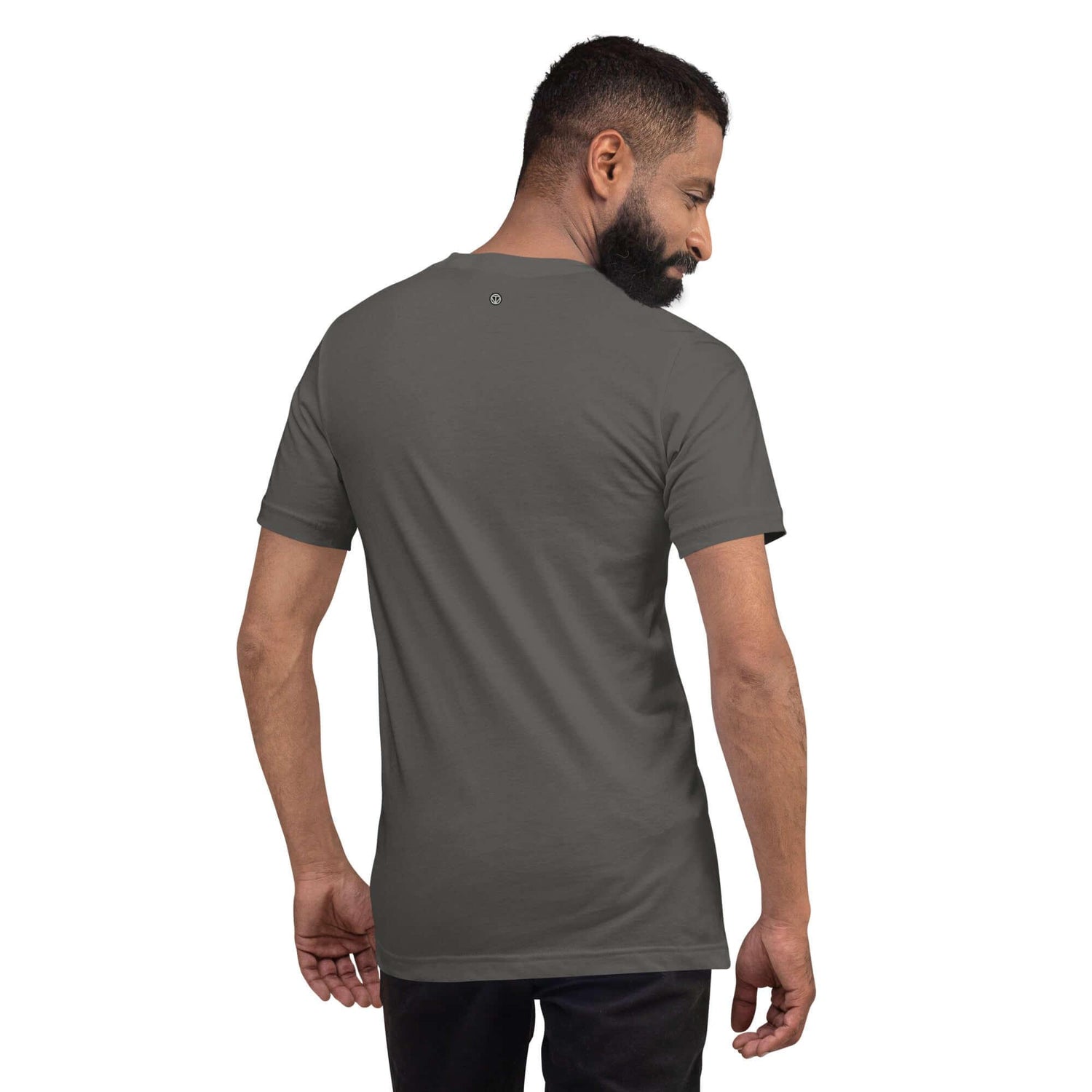 Mann trägt graues Unisex T-Shirt mit kurzen Ärmeln, Rückenansicht, schlichtes Design