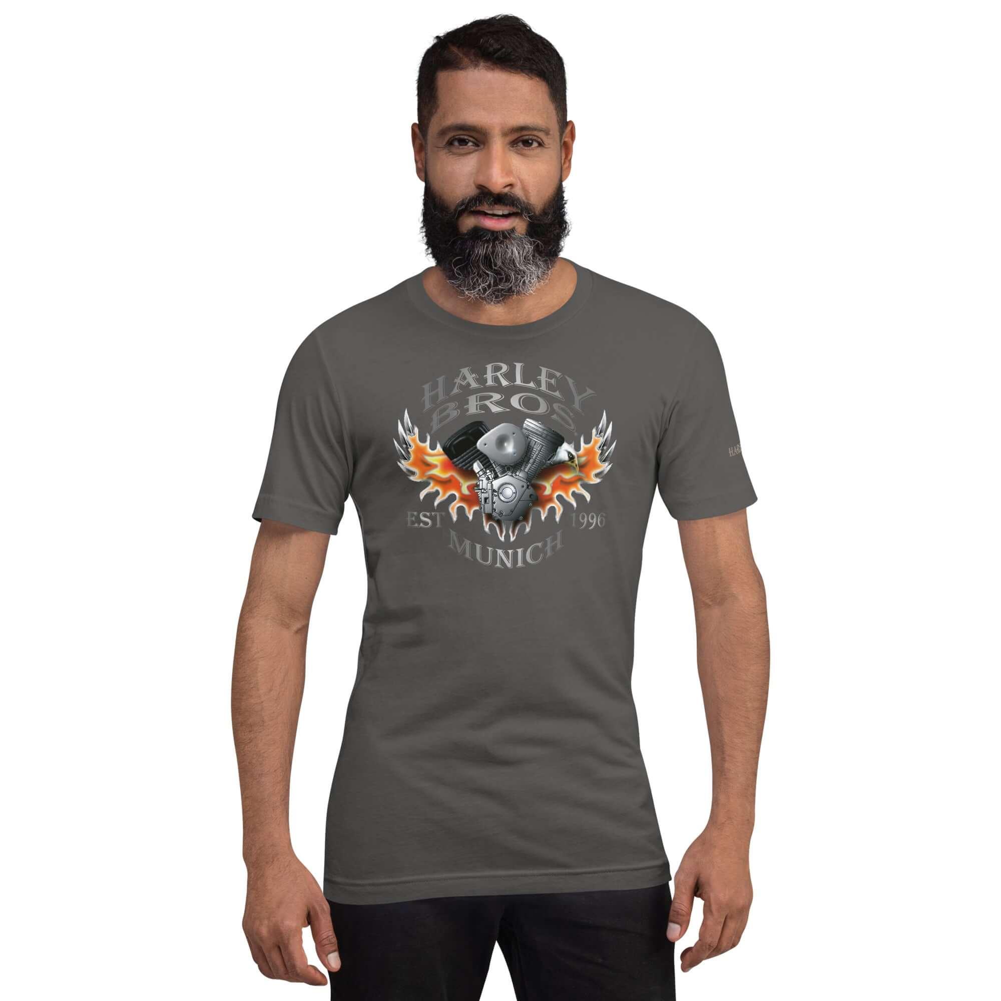 Unisex T-Shirt Asphalt mit Harley Bros Munich Motorrad-Flammen-Print, Mann vor weißem Hintergrund