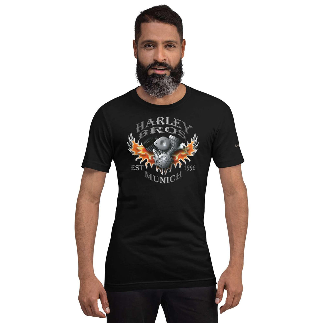 Schwarzes Unisex-T-Shirt mit Harley Bros Munich Flammen-Motorrad-Design, Modell steht frontal