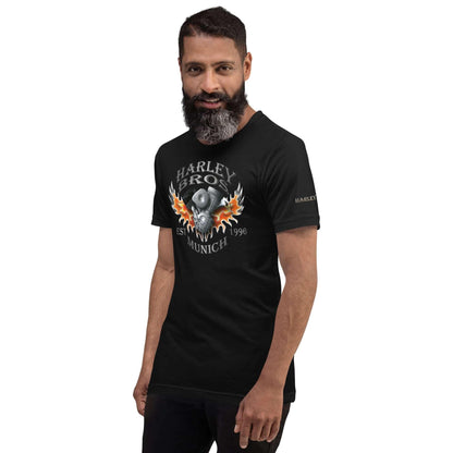 Mann trägt schwarzes Unisex T-Shirt mit Harley Bros München Flammen-Print auf weißem Hintergrund