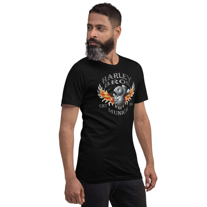 Mann trägt schwarzes Harley Bros Munich T-Shirt mit Flammen-Motorrad-Print vor weißem Hintergrund