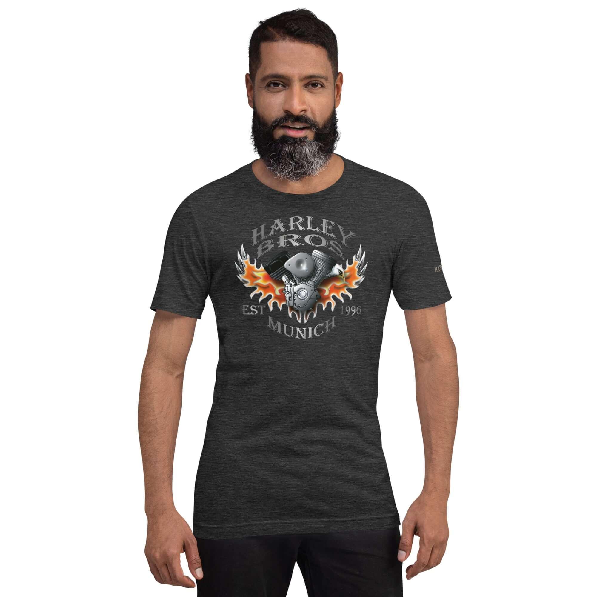 Mann trägt dunkelgraues T-Shirt mit Harley Bros Munich Motorrad-Flammen-Print