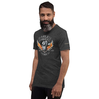 Mann trägt dunkelgraues Harley Bros Munich T-Shirt mit Flammen-Motorrad-Motiv auf weißem Hintergrund