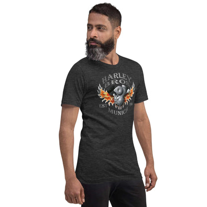 Mann mit dunklem Harley Bros Munich T-Shirt mit Flammen-Print vor weißem Hintergrund