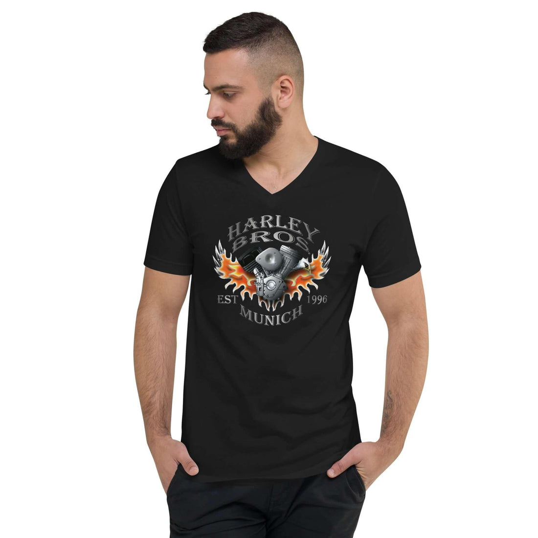 Schwarzes Unisex V-Ausschnitt T-Shirt mit Harley Bros Munich Flammen-Print, Model blickt seitlich