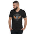 Schwarzes Unisex V-Ausschnitt T-Shirt mit Harley Bros Munich Flammen-Print, Model blickt seitlich