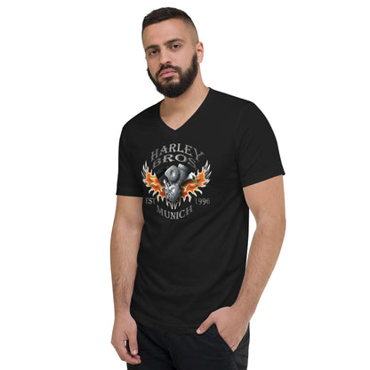 Mann trägt schwarzes V-Ausschnitt T-Shirt mit Harley Bros München Flammen-Motorrad-Print