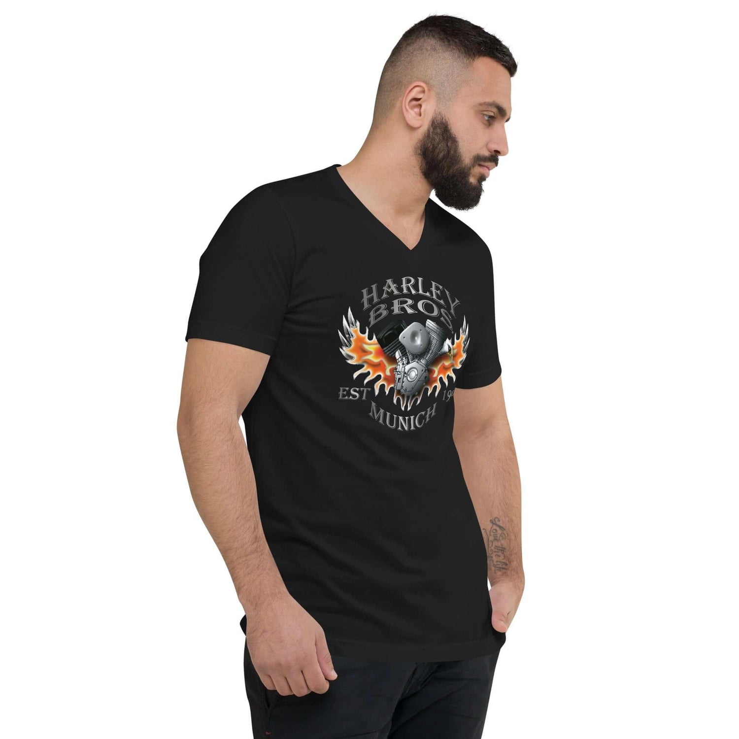 Mann trägt schwarzes V-Ausschnitt T-Shirt mit Harley Bros Munich Motorrad-Design