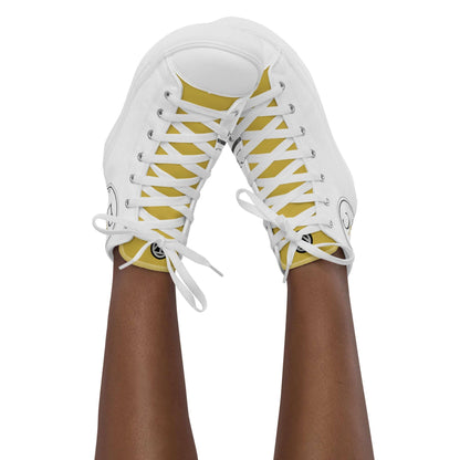 Weiße Damen High-Top Canvas Schuhe mit gelber Zunge, Vorderansicht, aufgetragen an Füßen