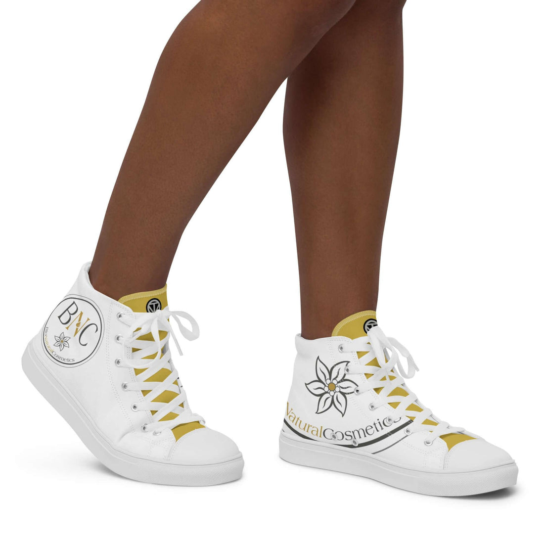 Weiße Damen High-Top-Sneaker mit gelben Details und Natural Cosmetics Logo am Fuß